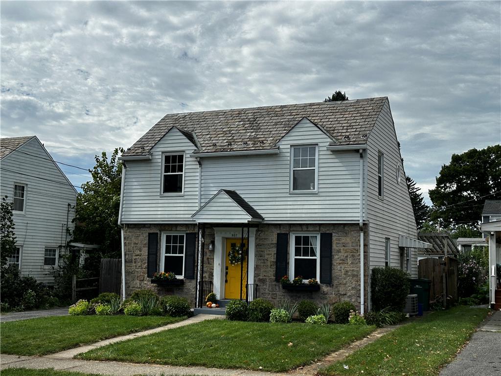 937 Elm Street Property Photo 2