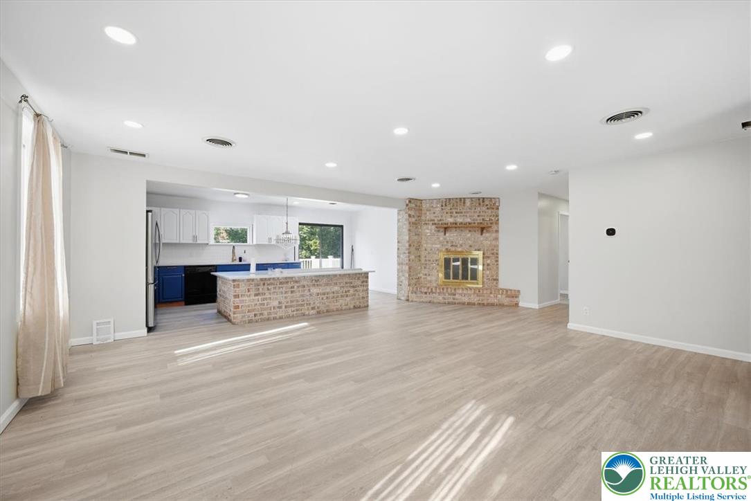 136 East West Street Property Photo 7