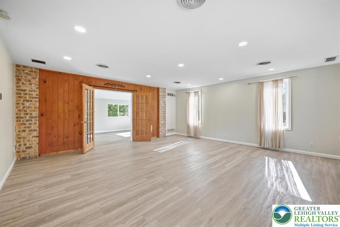 136 East West Street Property Photo 9