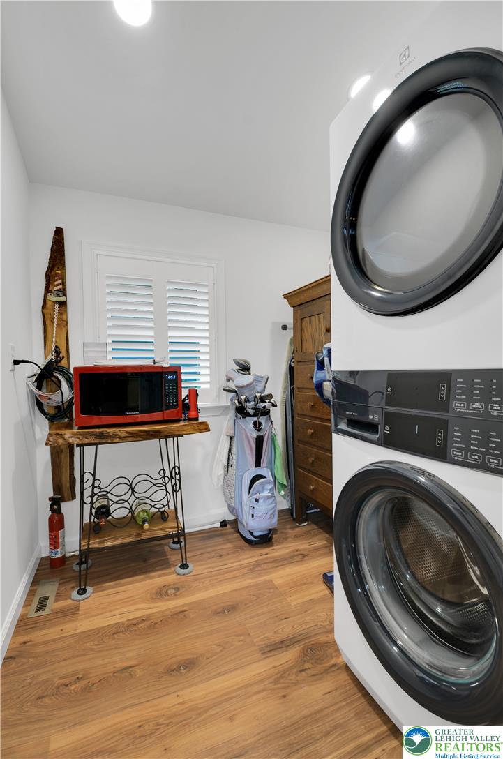 470 North Shore Drive Property Photo 8