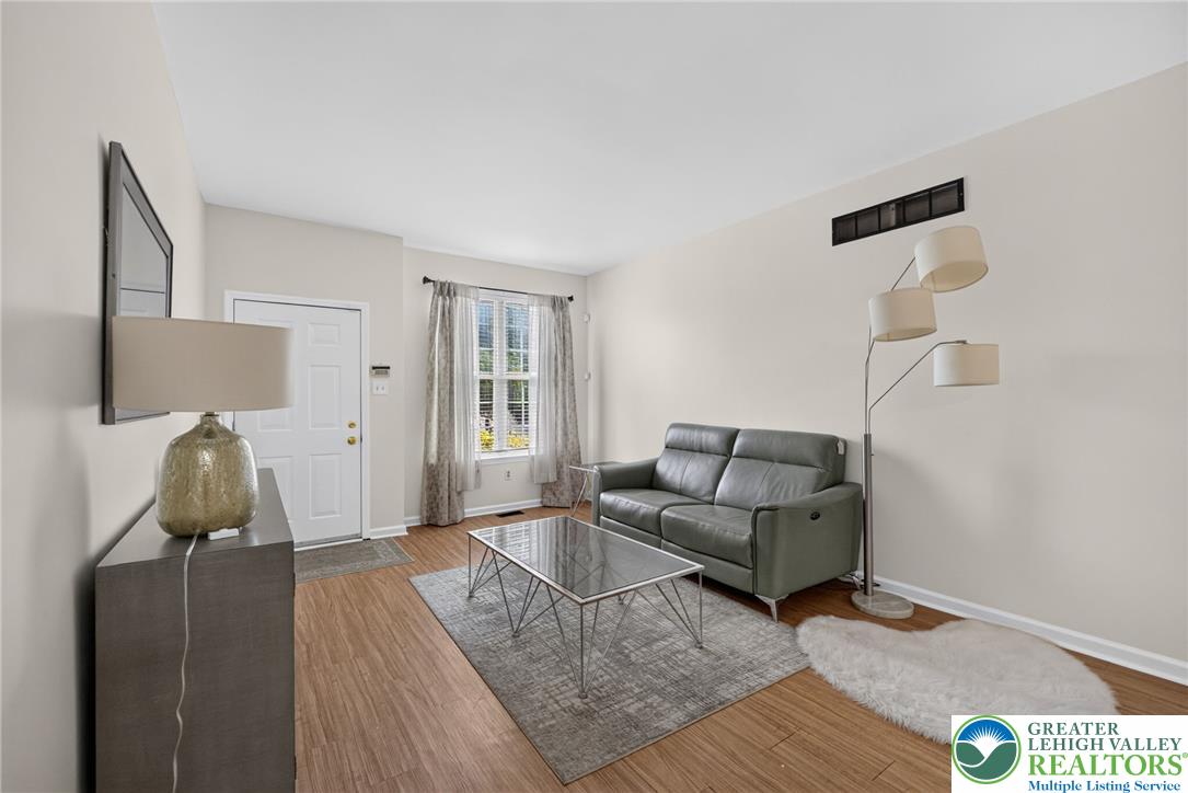 8141 Cross Creek Circle Property Photo 4