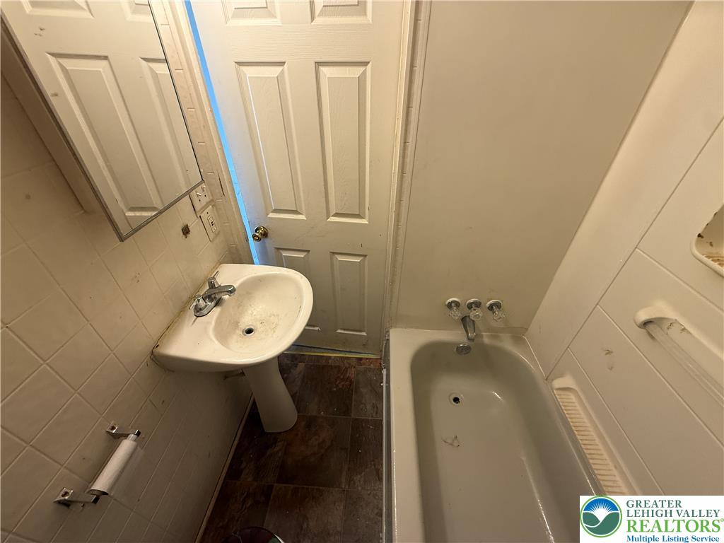 525 Elliger Street Property Photo 13