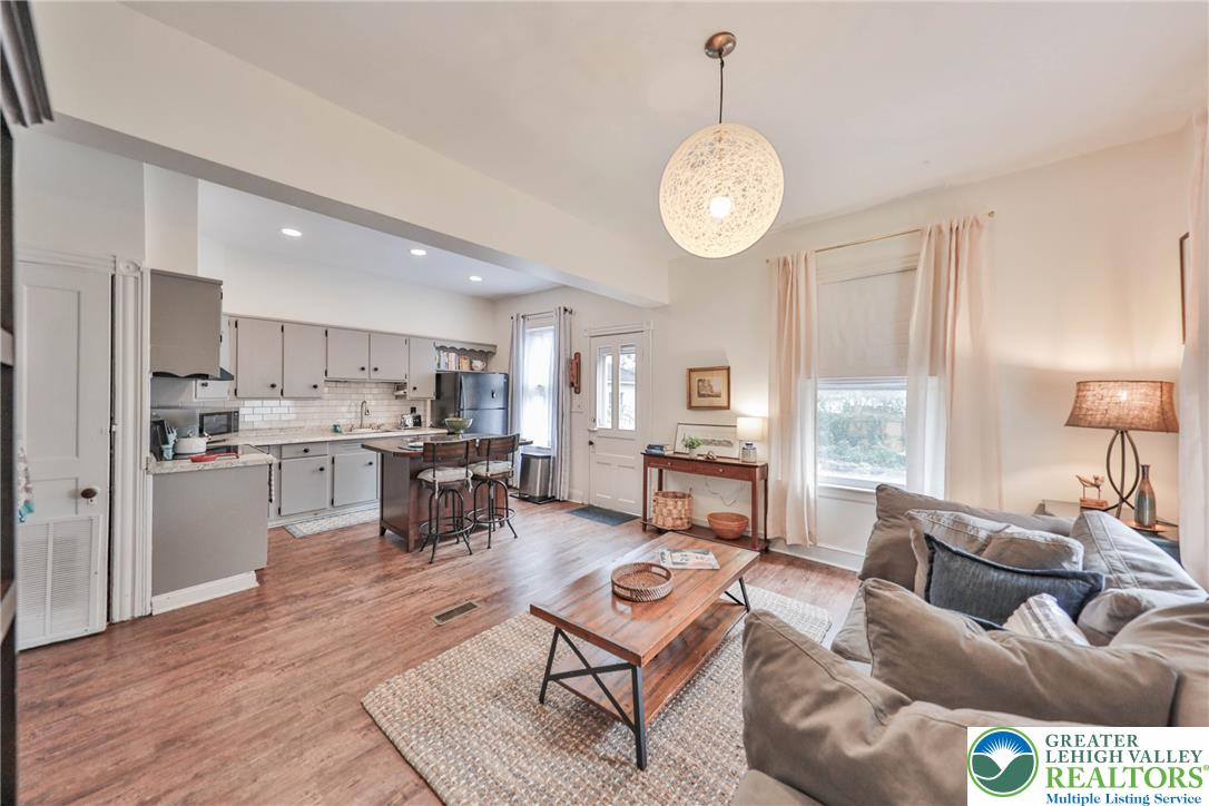 212 West Burke Street Property Photo 7