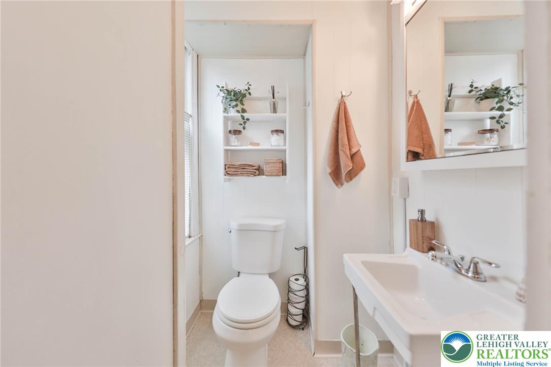 212 West Burke Street Property Photo 10