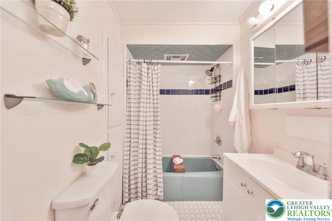 212 West Burke Street Property Photo 12