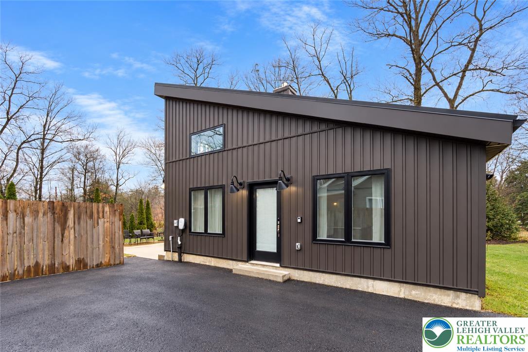 5112 Creek Road Property Photo 2