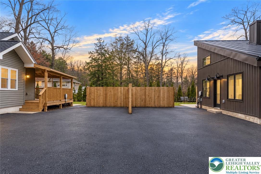 5112 Creek Road Property Photo 3