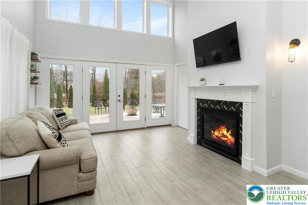 5112 Creek Road Property Photo 7