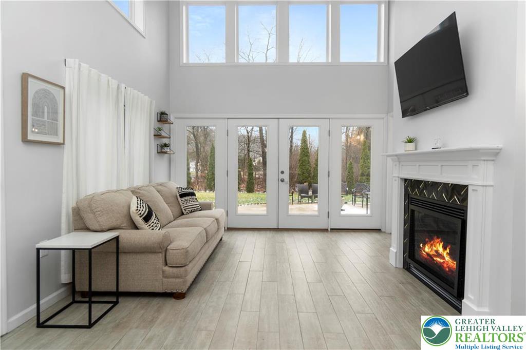 5112 Creek Road Property Photo 8