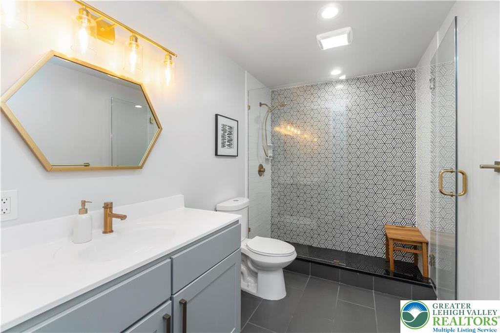 5112 Creek Road Property Photo 11