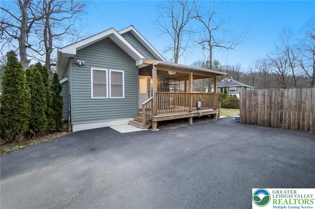 5112 Creek Road Property Photo 14
