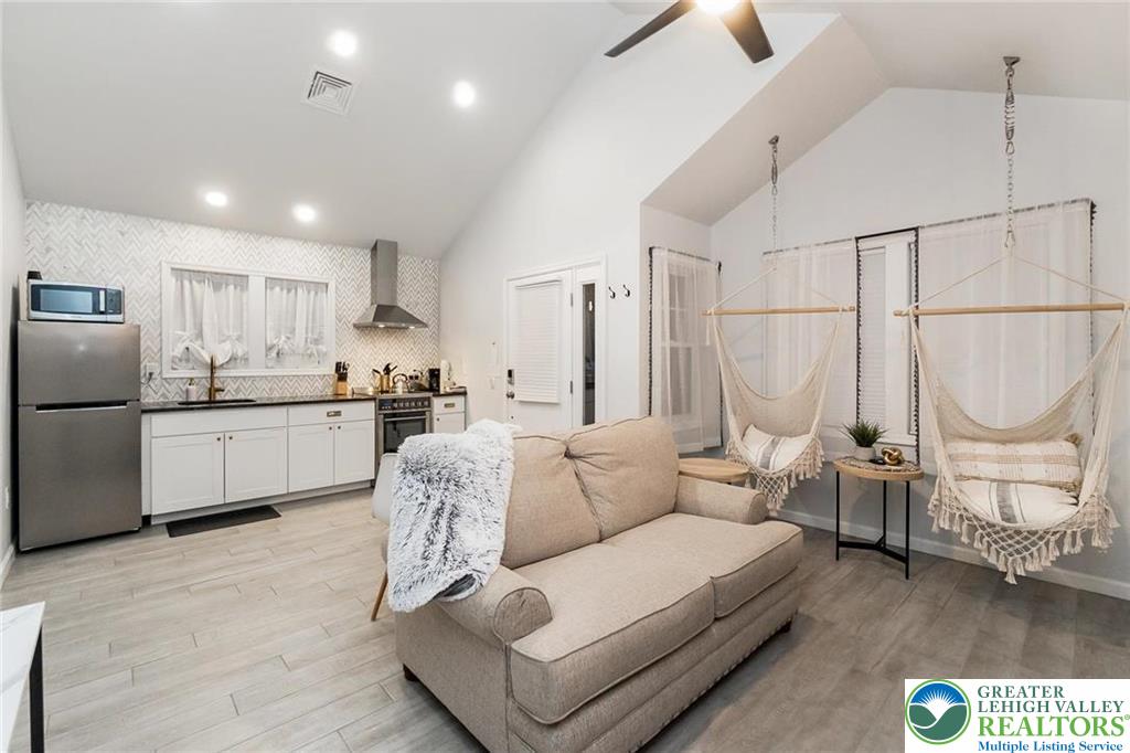 5112 Creek Road Property Photo 19