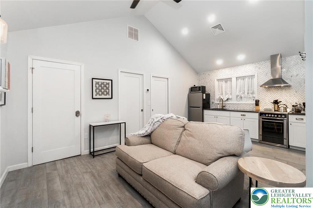 5112 Creek Road Property Photo 20