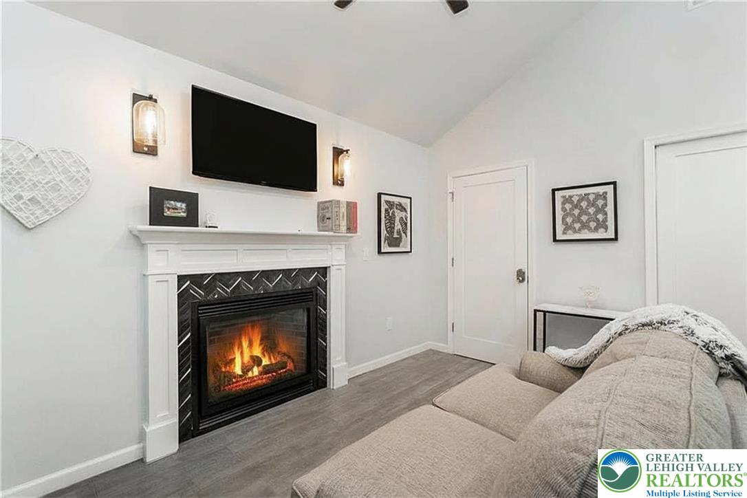 5112 Creek Road Property Photo 21