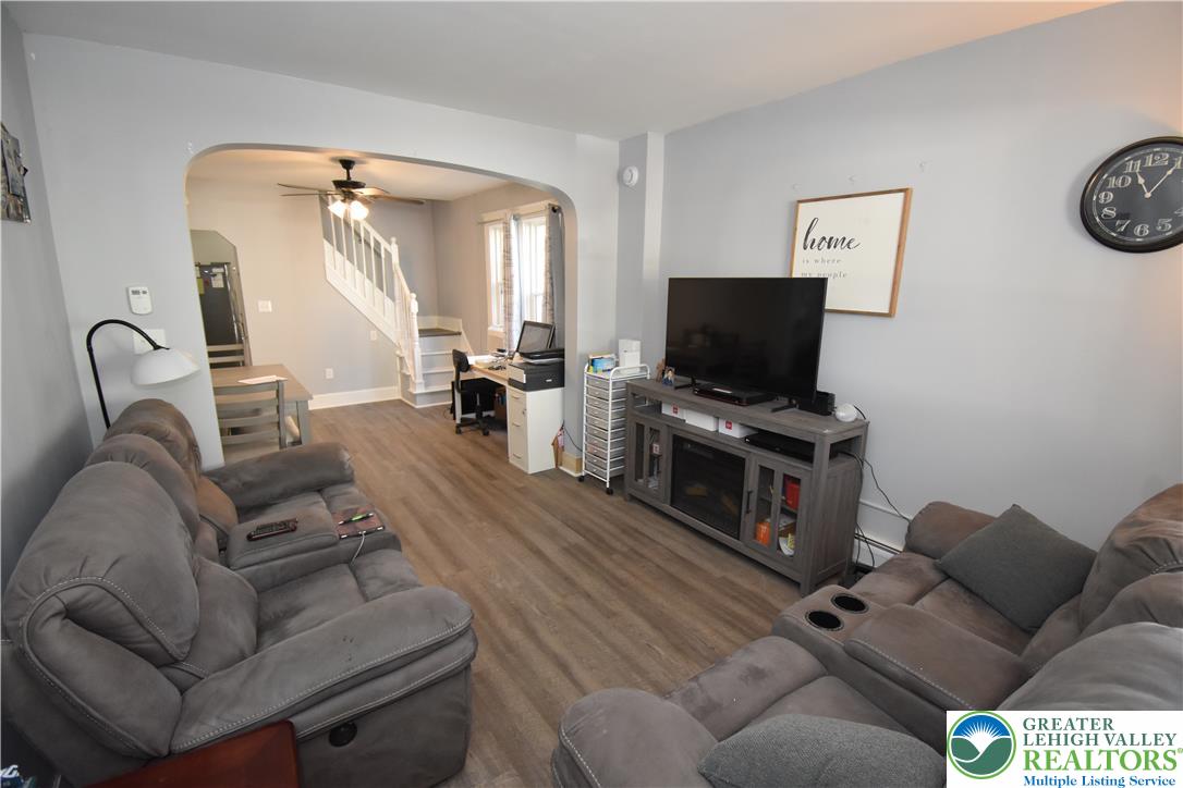 470 West Berwick Street Property Photo 3