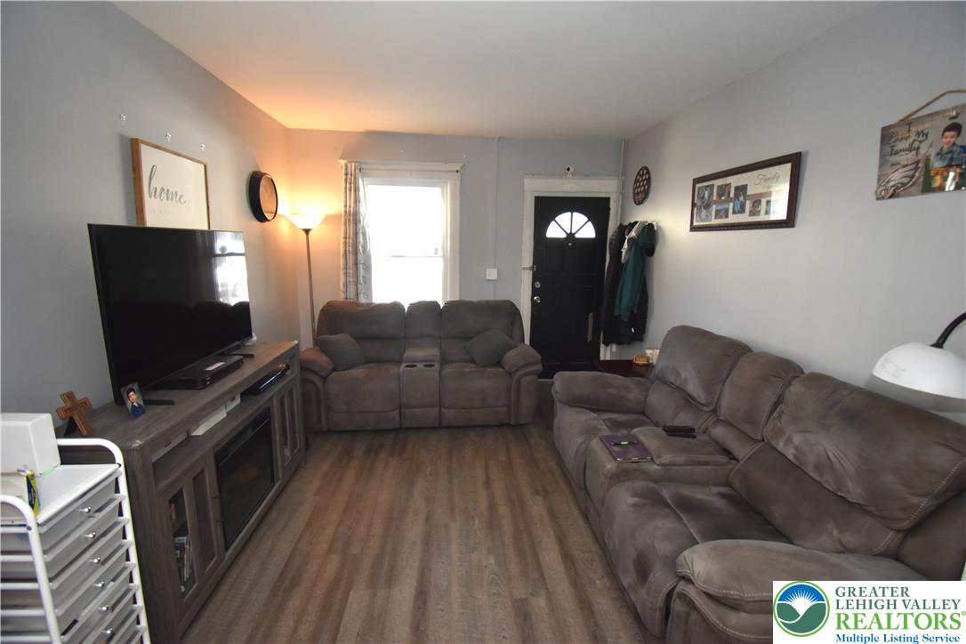 470 West Berwick Street Property Photo 4