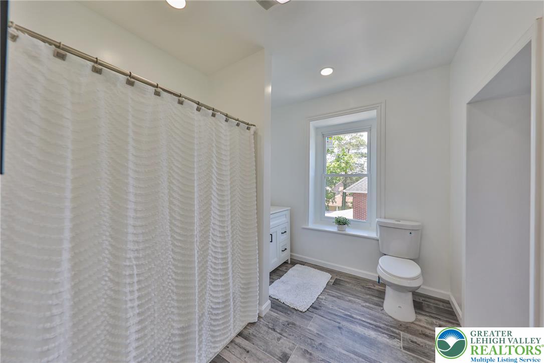 1113 East Emmaus Avenue Property Photo 32