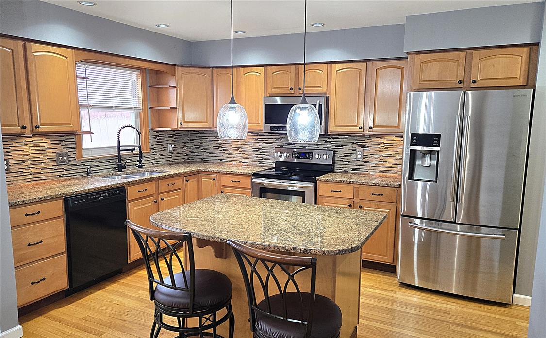 1946 Alberta Drive Property Photo 4
