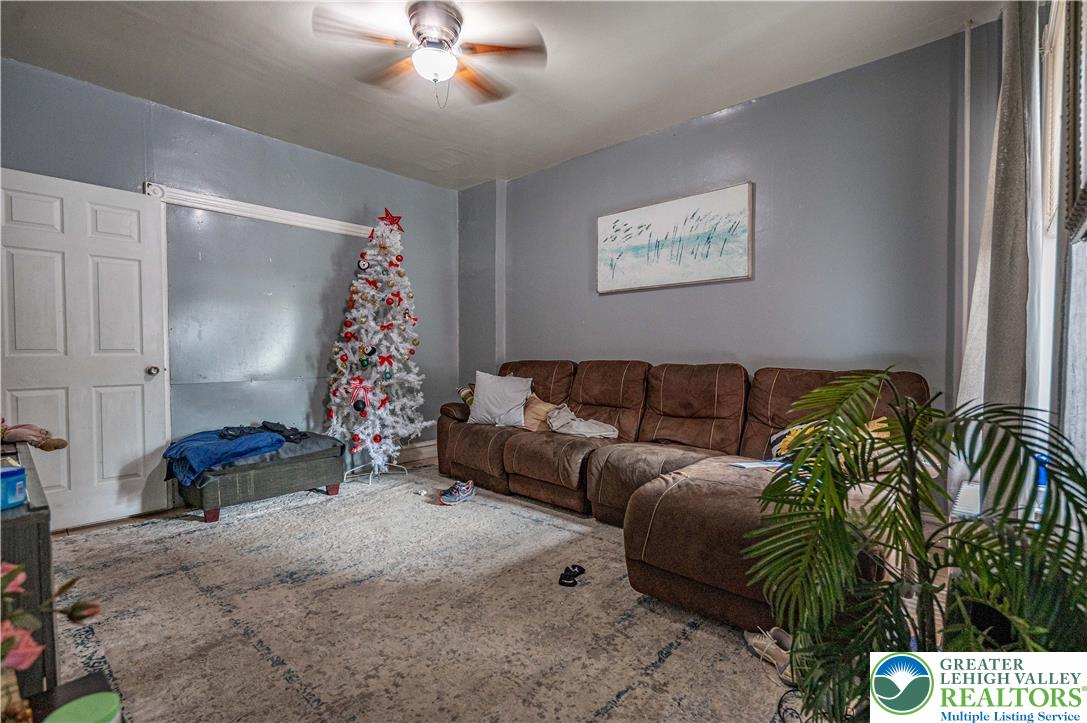1138 West Maple Street Property Photo 3
