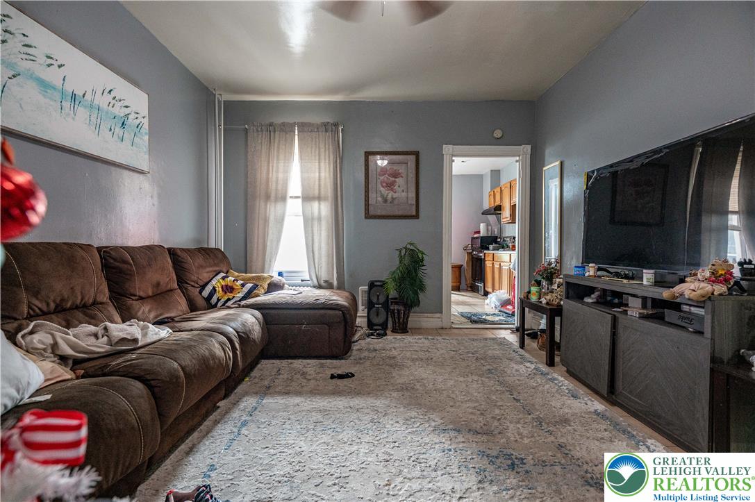 1138 West Maple Street Property Photo 4