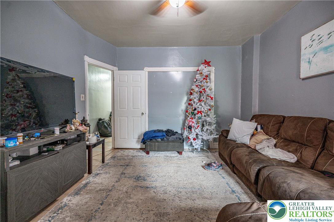 1138 West Maple Street Property Photo 5