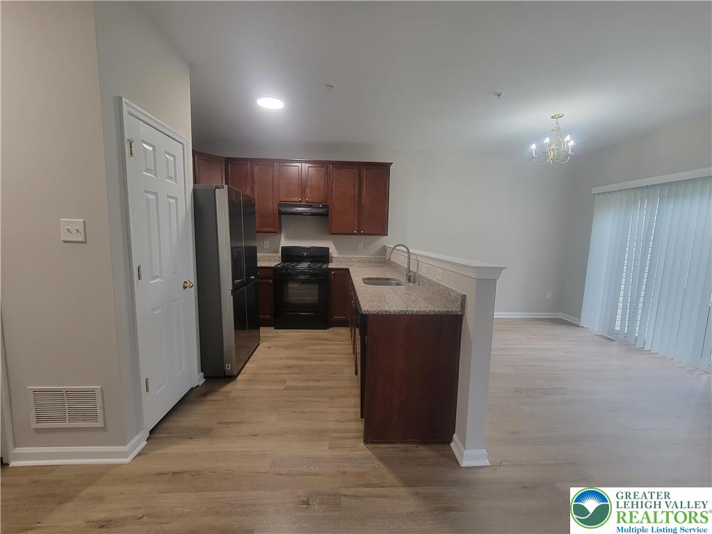 929 King Way Property Photo 3