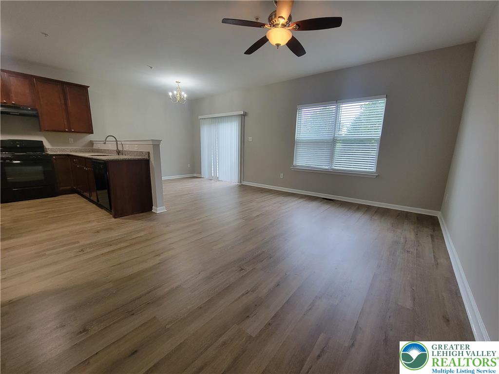 929 King Way Property Photo 4