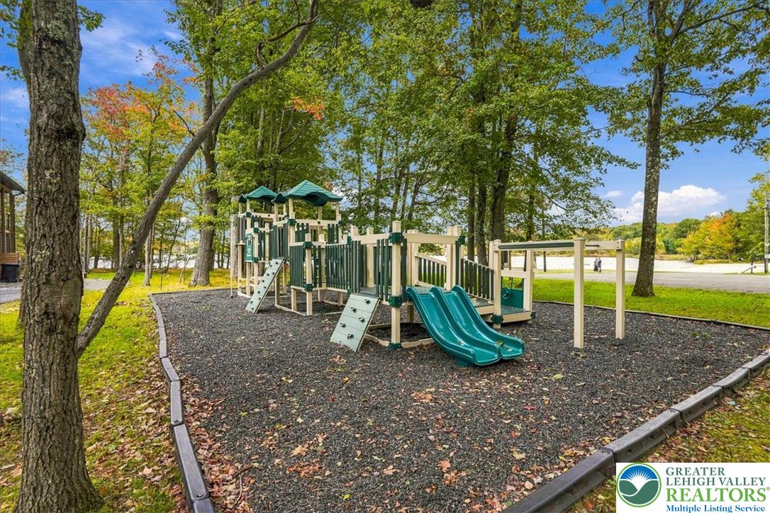 425 Scotch Pine Drive Property Photo 11