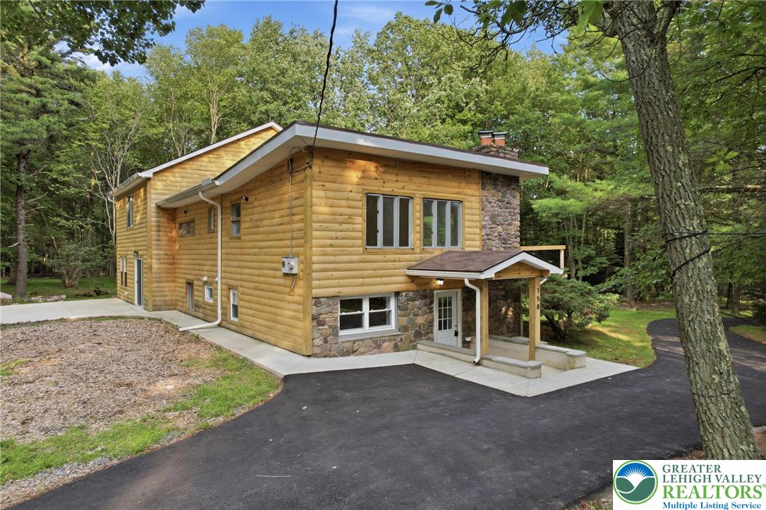 158 Pineknoll Drive Property Photo 3