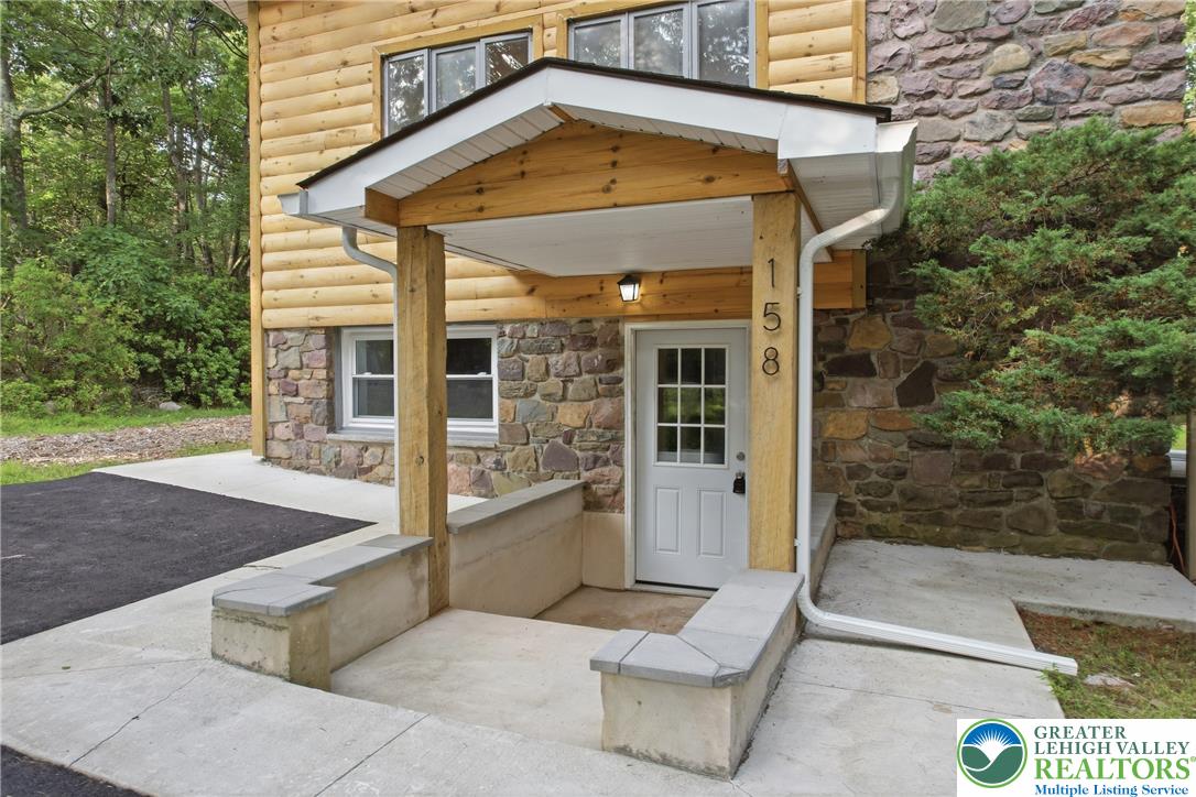158 Pineknoll Drive Property Photo 4
