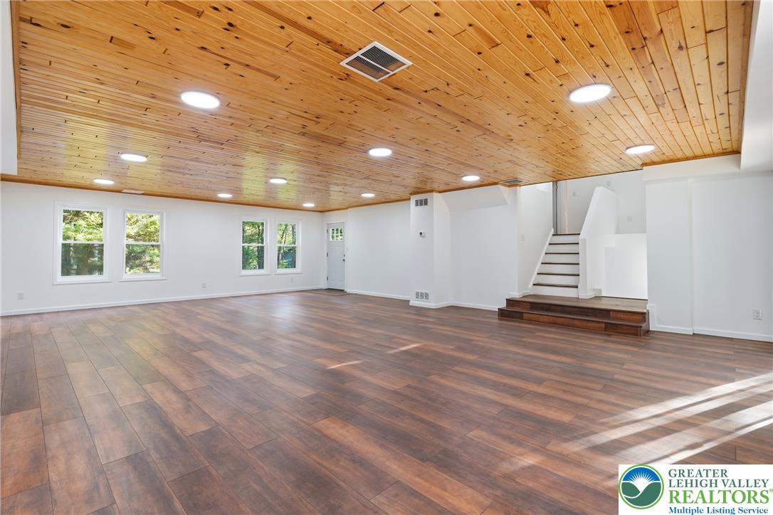 158 Pineknoll Drive Property Photo 21
