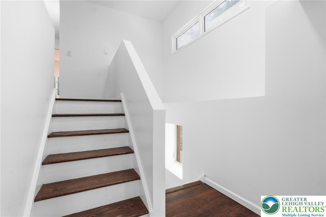 158 Pineknoll Drive Property Photo 22