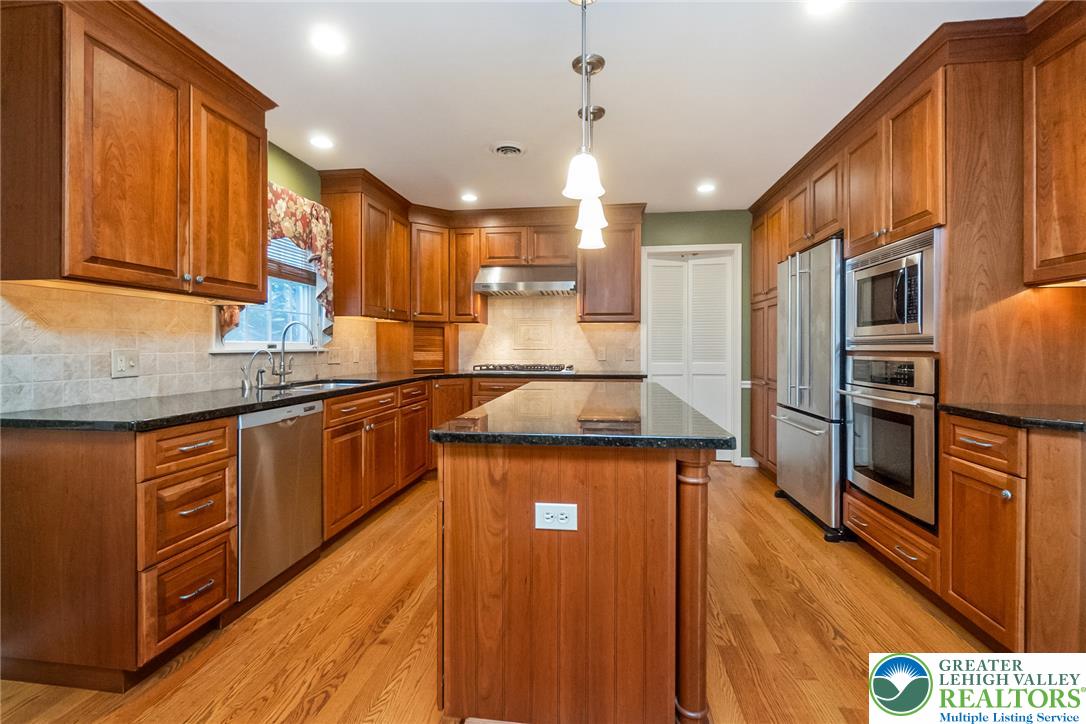 919 Hawthorn Road Property Photo 10