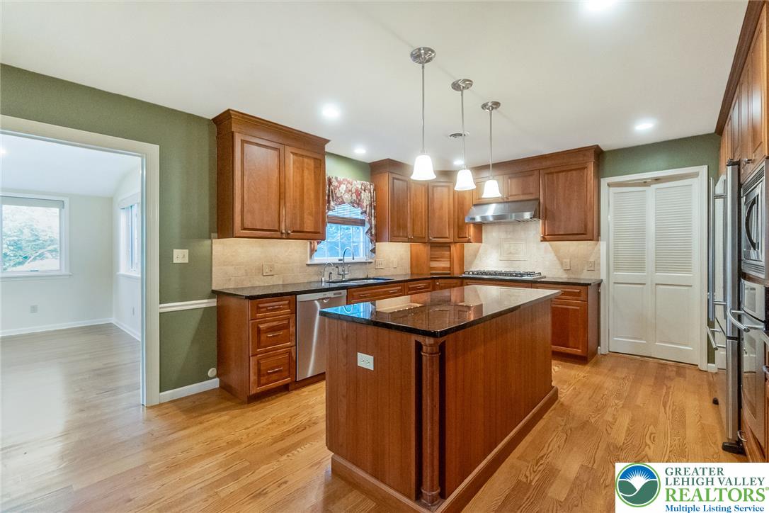 919 Hawthorn Road Property Photo 13