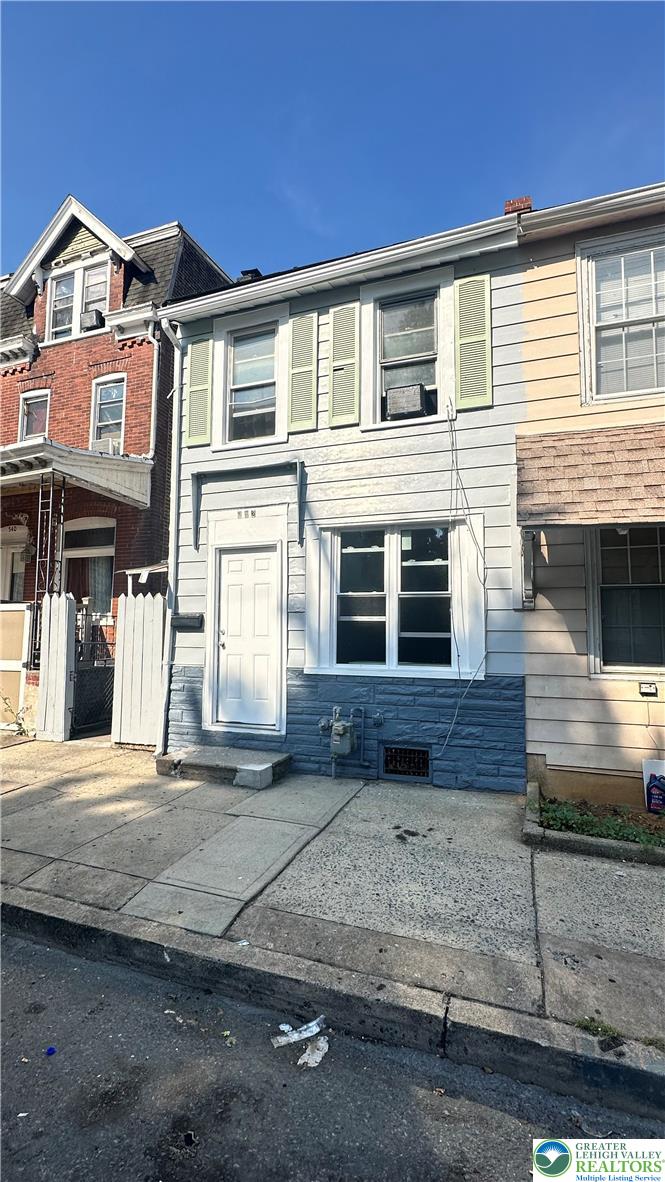 542 North New Street Property Photo 2