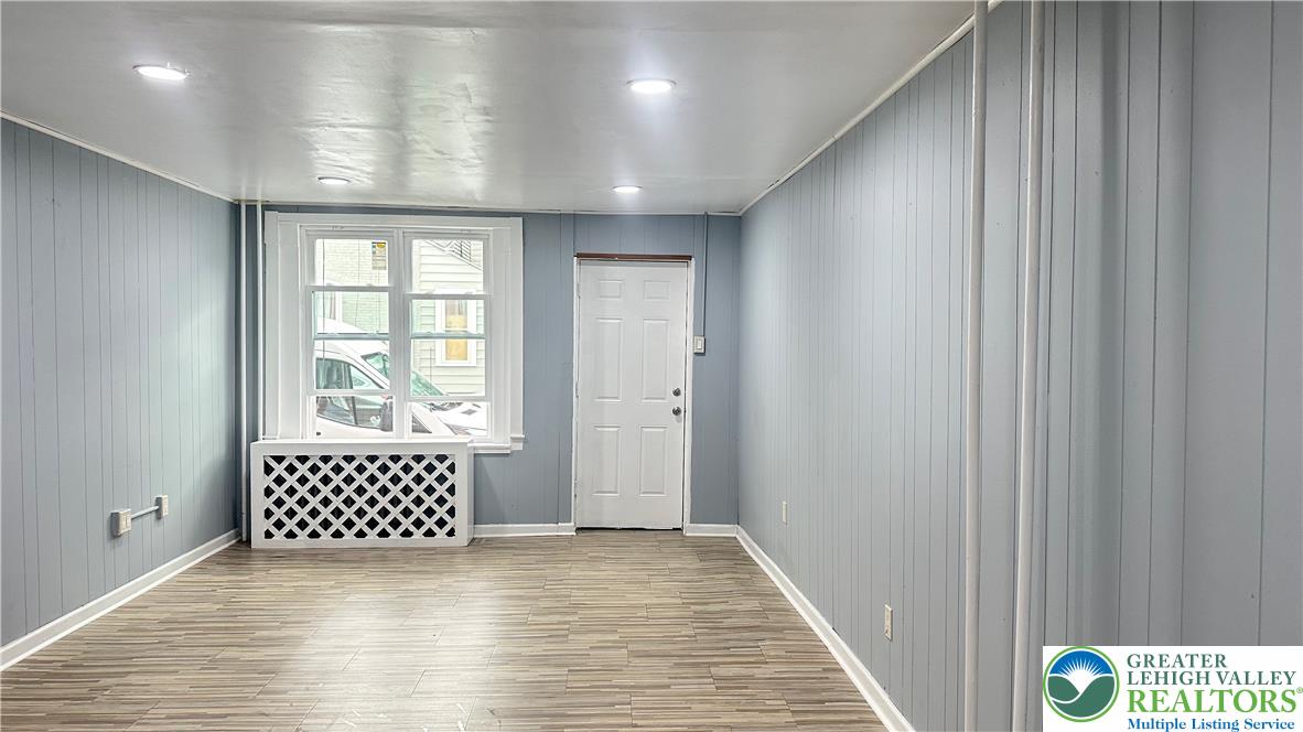 542 North New Street Property Photo 4