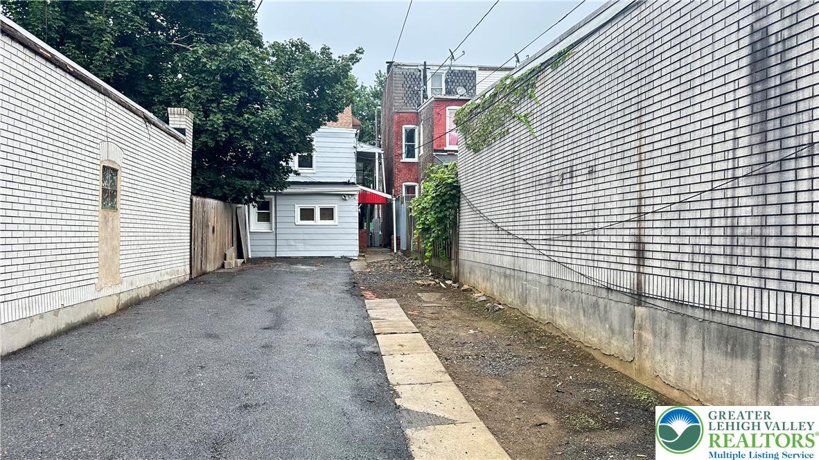 542 North New Street Property Photo 25