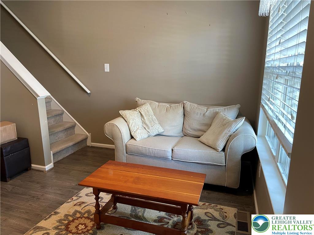 1105 King Way Property Photo 3