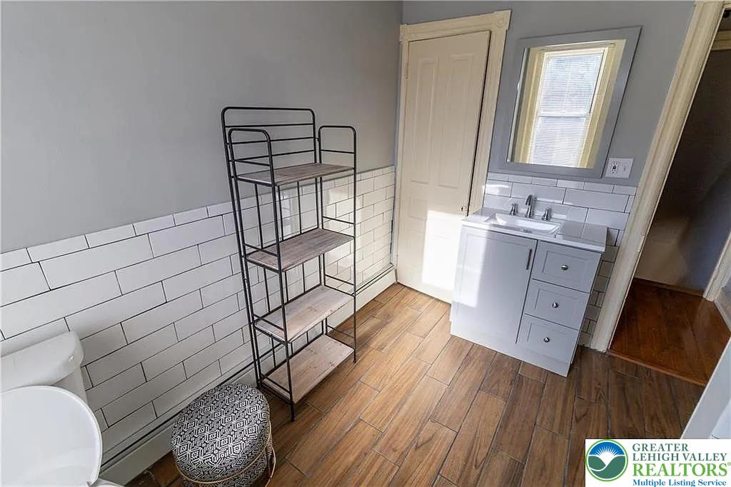 948 Maple Street Property Photo 4