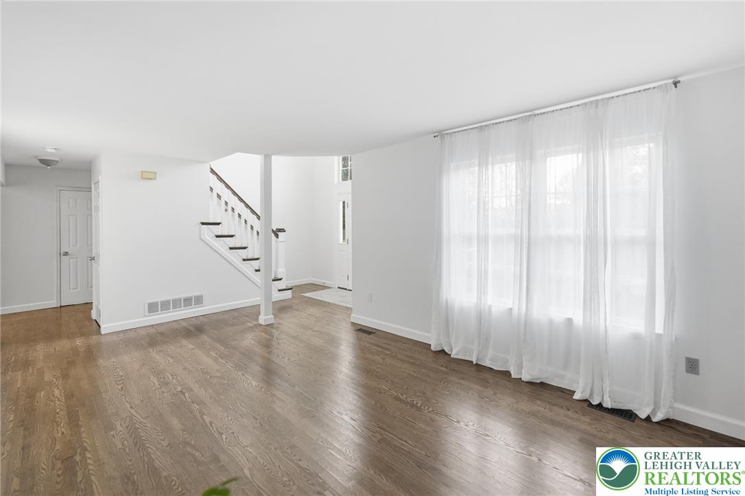 4870 Matts Drive Property Photo 6