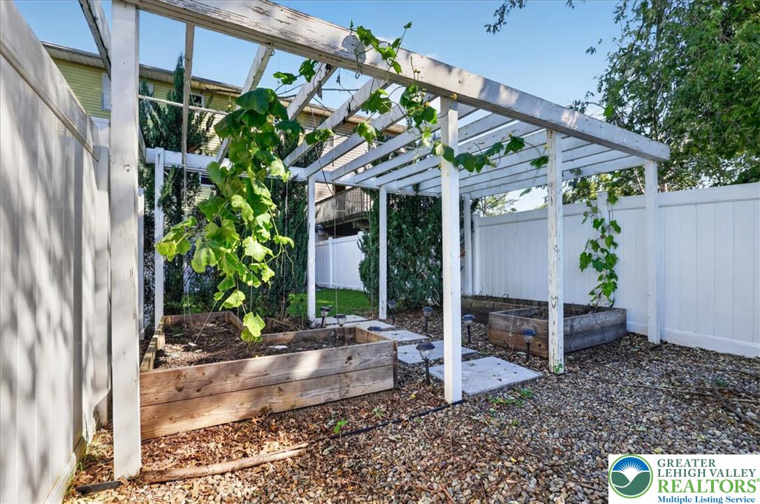 1718 Chester Road Property Photo 4