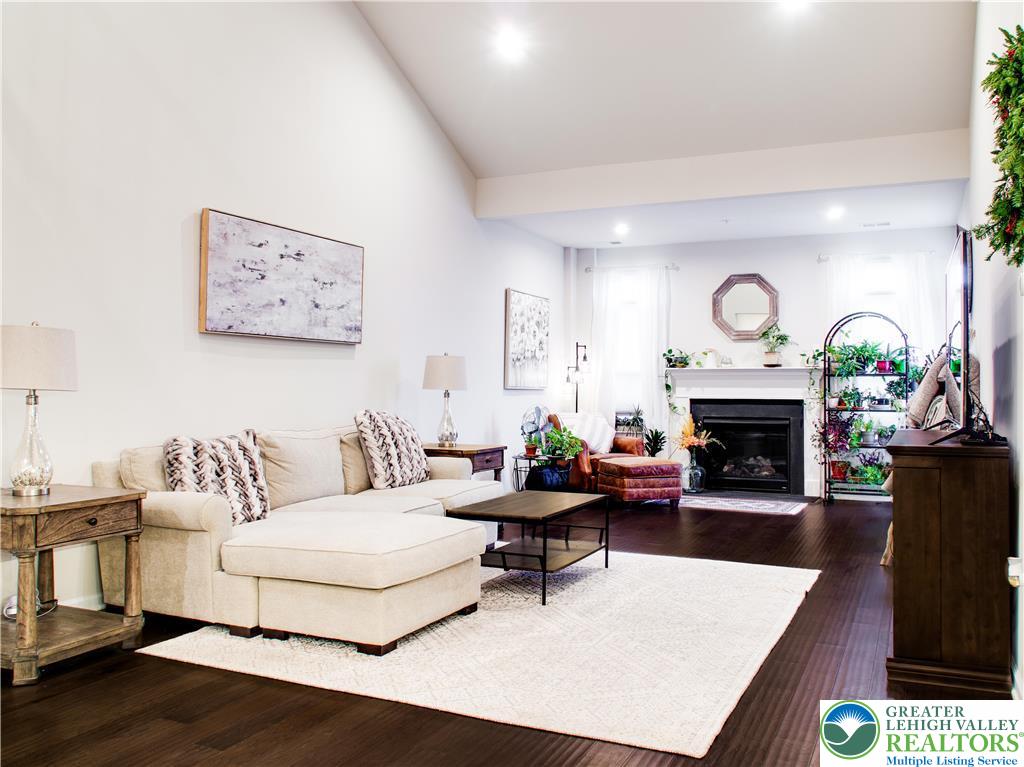 2428 Raya Way Property Photo 6