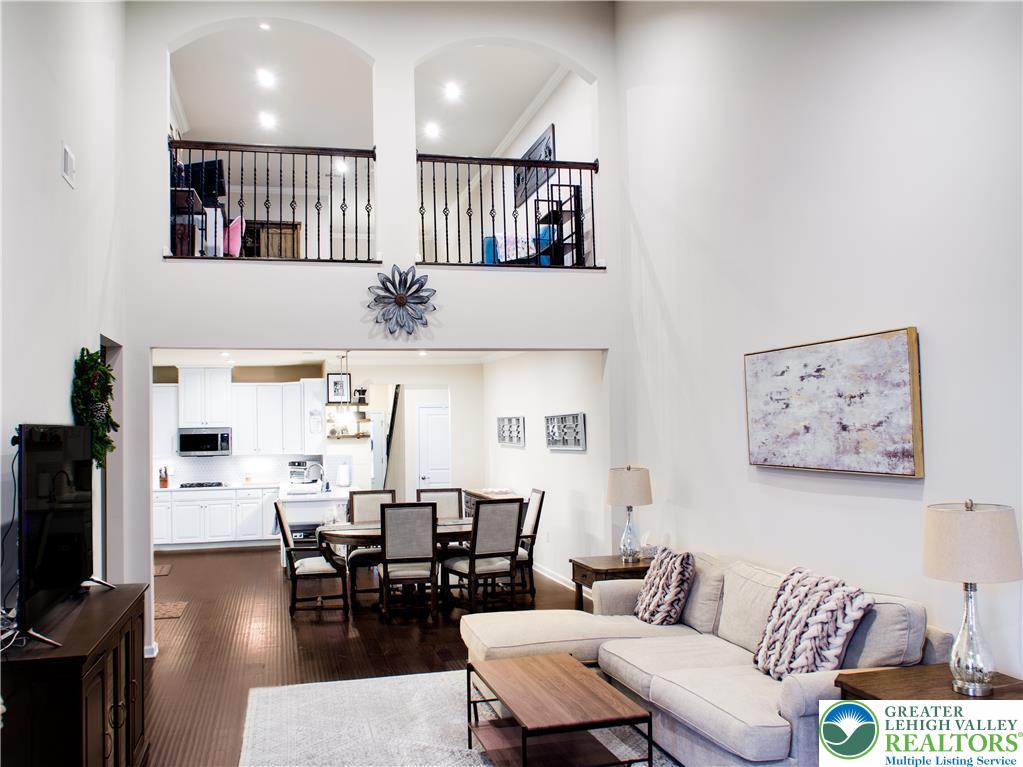 2428 Raya Way Property Photo 8