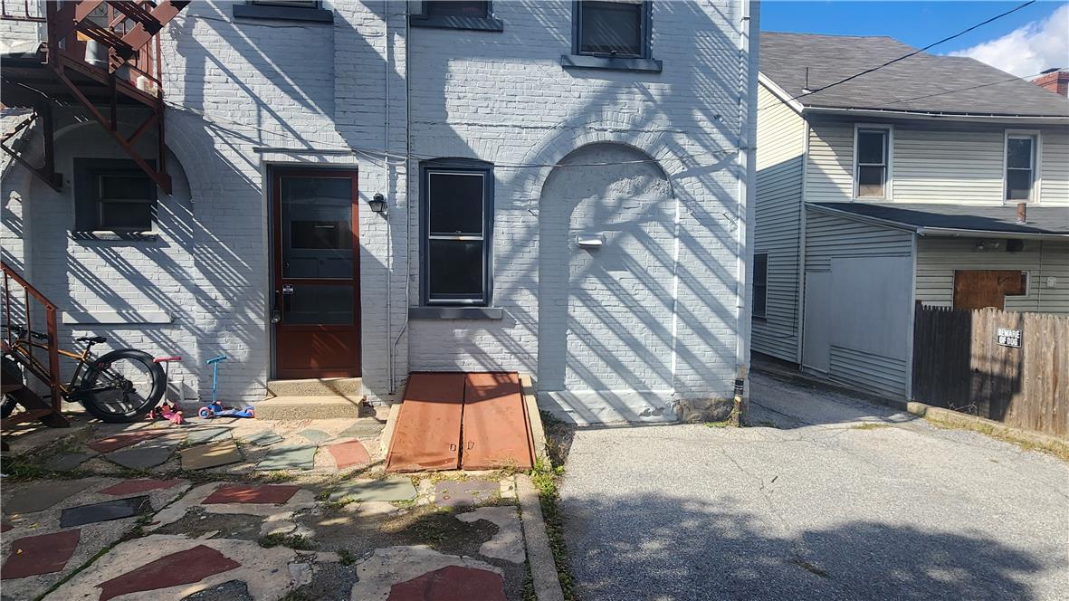 527 Wyandotte Street 1st Floor-rear Property Photo 2