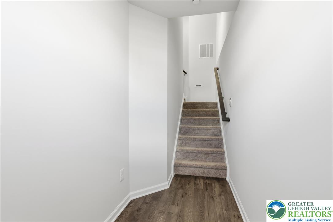 1086 Meadowlark Drive Property Photo 3