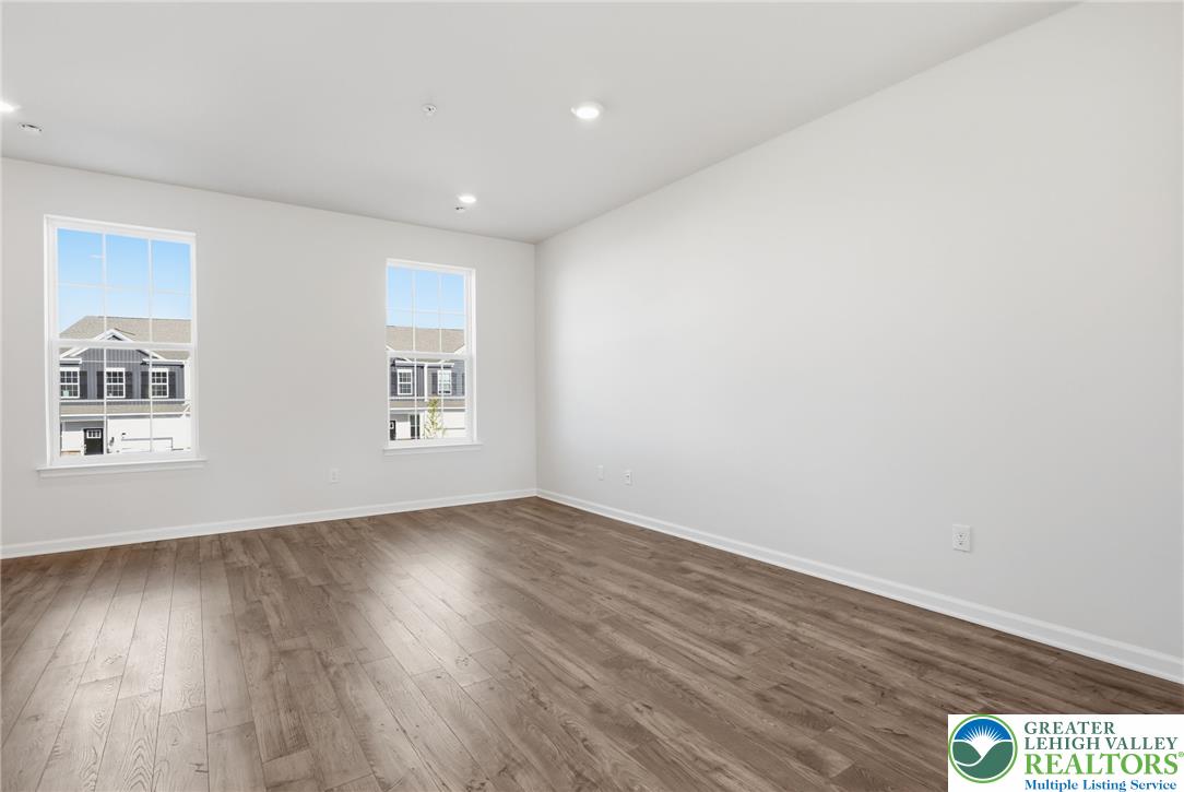 1086 Meadowlark Drive Property Photo 4