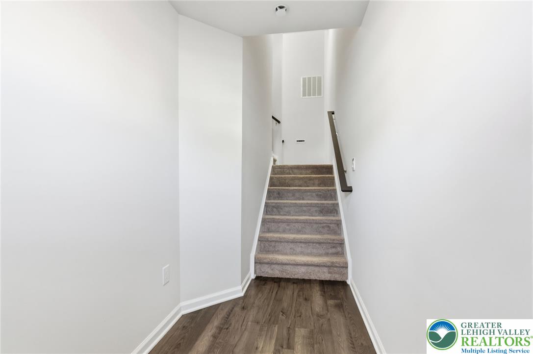 1084 Meadowlark Drive Property Photo 3