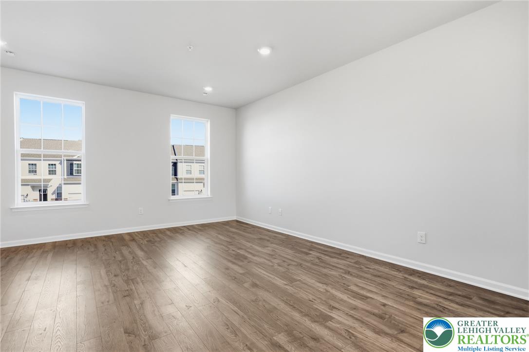 1084 Meadowlark Drive Property Photo 4