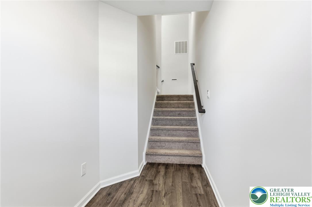 1082 Meadowlark Drive Property Photo 3