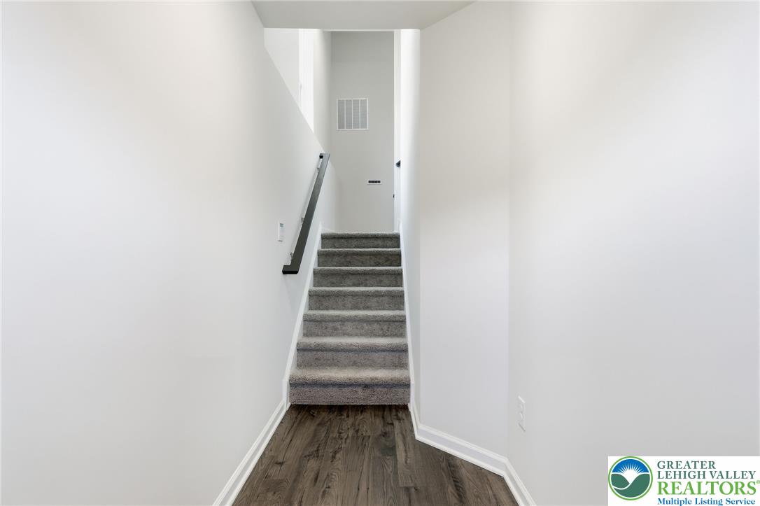 1074 Meadowlark Drive Property Photo 3